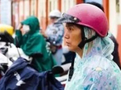 Phụ huynh dang nắng, dầm mưa chờ con thi tốt nghiệp
