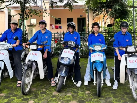 Xe ôm thanh niên Điện Biên, Sơn La đưa đón thí sinh thi tốt nghiệp THPT 2025