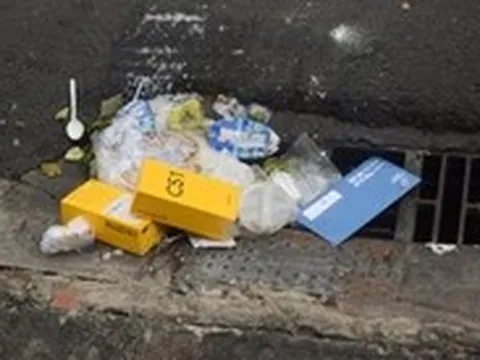 Nhiều lỗ cống 'há miệng' giữa trời mưa, hút rác sinh hoạt xuống hệ thống thoát nước