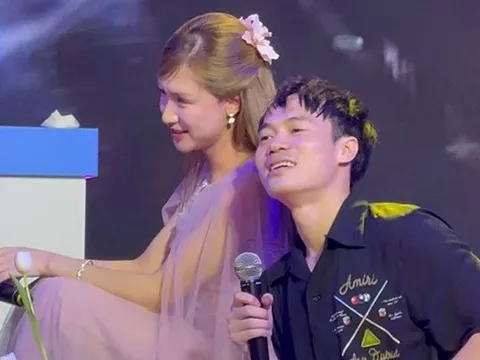 Ca sĩ Hòa Minzy cùng cầu thủ Văn Toàn tái xuất khiến dân tình "đứng ngồi không yên"
