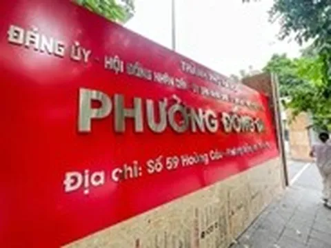 Các phường mới ở Hà Nội dọn dẹp, lắp biển để đón thời khắc lịch sử
