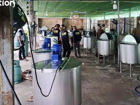 Nhận tin mật rồi đột kích xưởng sản xuất quy mô lớn: Cảnh sát tịch thu 172.000 chai siro ho giả, trị giá hơn 16 tỉ đồng