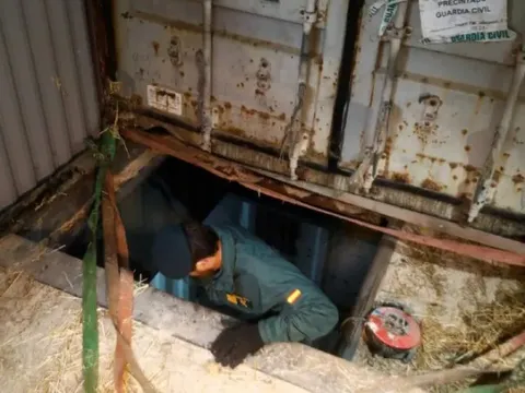 Sâu 4 mét dưới lòng đất: Cảnh sát phát hiện nhà máy thuốc lá giả, lợi nhuận "khủng" hơn 19 tỷ/tuần
