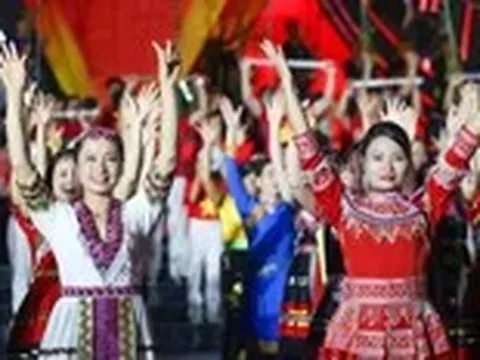 Người dân Yên Bái đội mưa xem chương trình nghệ thuật chào mừng thành lập tỉnh Lào Cai mới