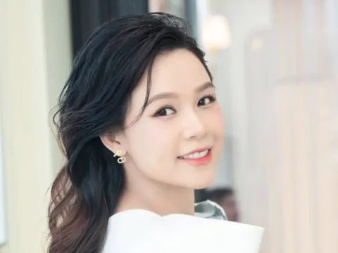 "Hot girl đời đầu" lộ vòng 2 to bất thường, nghi vấn mang bầu lần 2?