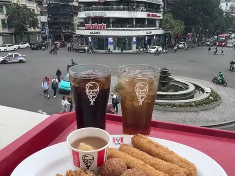 Khách Trung hết lời khen hàng KFC view "độc nhất vô nhị" ở Hà Nội, ai ngờ lại có chi tiết dở khóc dở cười