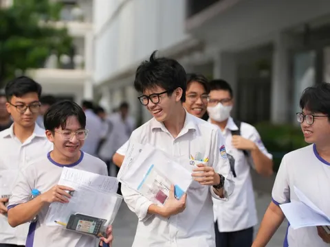 Giữa 'cơn bão' phê đề khó, Bộ GD&ĐT nói chờ kết quả chấm thi