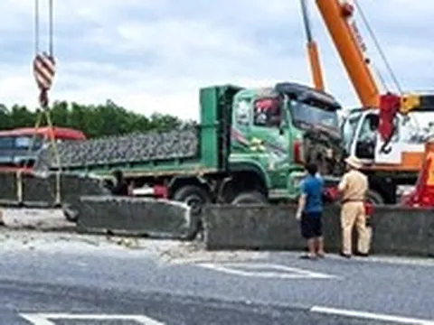 Xe khách va chạm xe đầu kéo trên quốc lộ 1, chắn ngang một làn đường
