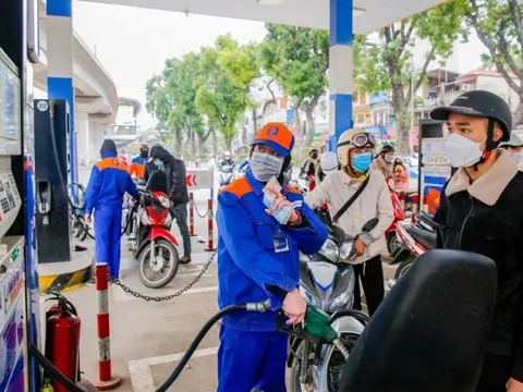 Giá xăng RON 95 tăng vượt 21.500 đồng/lít