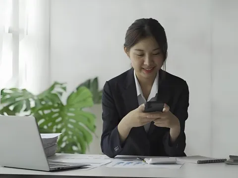 Biết là ứng dụng lừa đảo nhưng vẫn cài đặt, cô gái đợi tài khoản mất 500 triệu đồng mới báo cảnh sát thì được khen nhanh trí