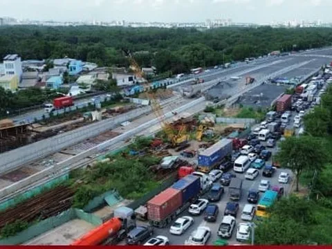 Ùn tắc nhiều giờ từ nút giao An Phú lên cao tốc TP.HCM - Dầu Giây