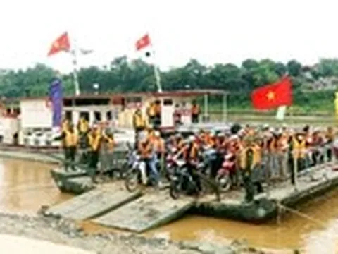 Phà quân sự vận hành trở lại cho người dân qua khu vực cầu Phong Châu