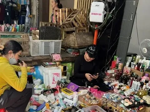 Bất ngờ 'hàng hiệu' vài chục ngàn đồng tràn lan chợ, 'mua nhiều còn được giảm giá'