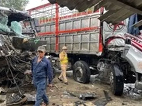 Trời mưa 2 xe tải đối đầu, ách tắc đường Hồ Chí Minh