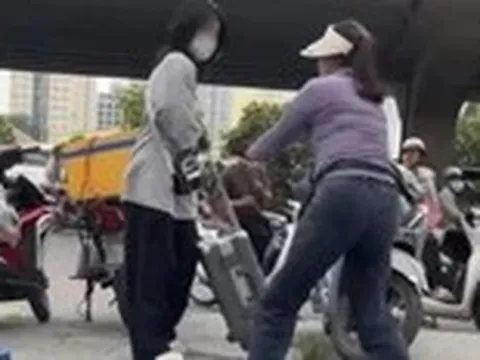 Bà bán trà đá đuổi cô gái khỏi vỉa hè vì 'đứng vào chỗ bán hàng', Công an lập hồ sơ xử lý