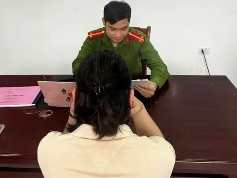 Mãi không rút được 2,1 tỷ đồng trong tài khoản, ngân hàng không giải quyết, người phụ nữ Hà Nội báo công an