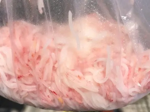 Người dân Đà Nẵng phản ánh sợi bún đổi màu đỏ bất thường