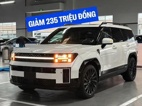 Hyundai Santa Fe tiếp tục 'dọn kho', giảm sốc 235 triệu đồng tại đại lý: Bản đắt nhất còn 1,13 tỷ, rẻ hơn CX-8