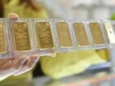 Giá vàng miếng SJC vọt lên 121 triệu đồng/lượng, USD ngân hàng giảm mạnh