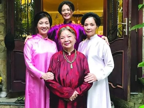 Nghệ sĩ Lê Mai ở tuổi U90 cùng 3 con gái là mỹ nhân nức tiếng Hà thành