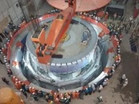 Lắp đặt rotor 585 tấn vào nhà máy thủy điện mở rộng lớn nhất Việt Nam
