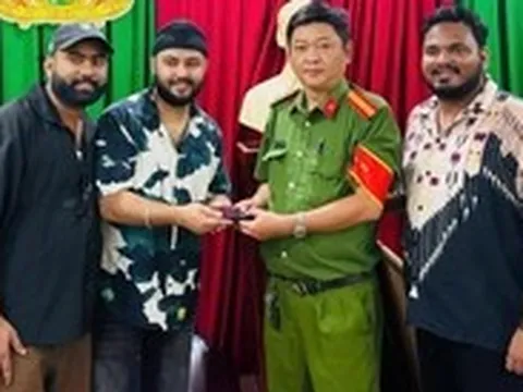 Công an phường Chợ Quán trích xuất camera tìm điện thoại cho du khách