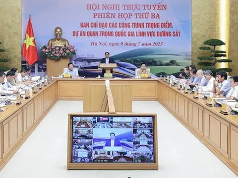 Đẩy nhanh dự án đường sắt, quyết liệt xóa nhà tạm