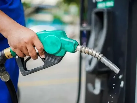 Giá xăng, dầu cùng tăng, RON 95 vượt 20.000 đồng/lít
