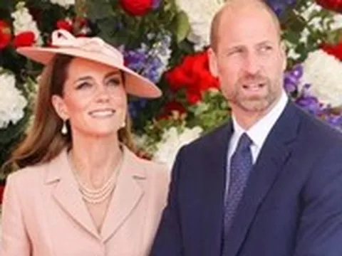 Công nương Kate Middleton lần đầu diện Dior đón Tổng thống Pháp đến Vương quốc Anh