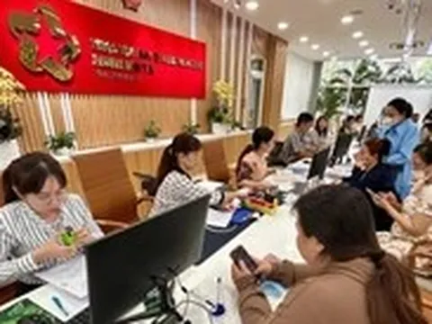 Dân đến đông đảo, cán bộ phường Bình Tiên, Bình Phú, Bình Tây… túc trực hỗ trợ làm thủ tục nhanh