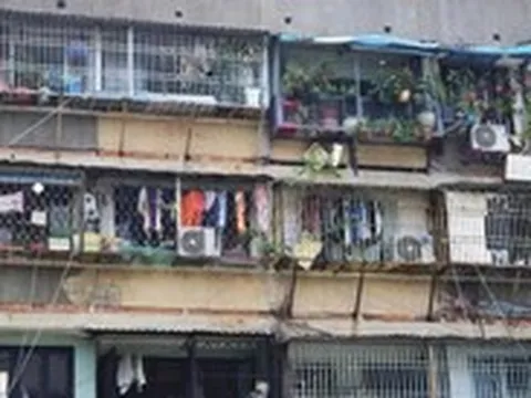 'Chuồng cọp' kín bưng, bít lối thoát hiểm nhiều chung cư cũ ở TP.HCM