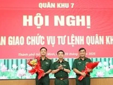 Trung tướng Nguyễn Trường Thắng bàn giao chức vụ tư lệnh Quân khu 7 cho Thiếu tướng Lê Xuân Thế