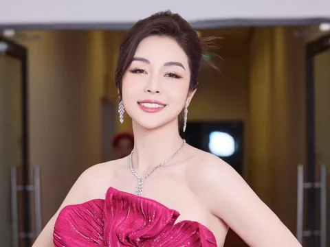 Nhan sắc say lòng người ở tuổi 40 của bà mẹ 4 con Jennifer Phạm