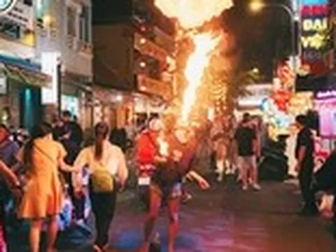 Dai dẳng ăn xin, múa lửa ở đô thị: Thu nhập người cho có khi thua cả người xin