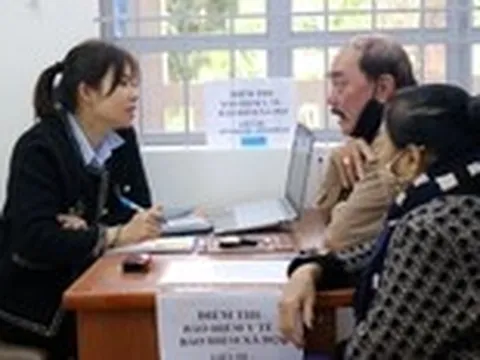 Dân làm thủ tục hành chính nhanh nhờ cán bộ bán chuyên trách về khu phố 'cầm tay chỉ việc'