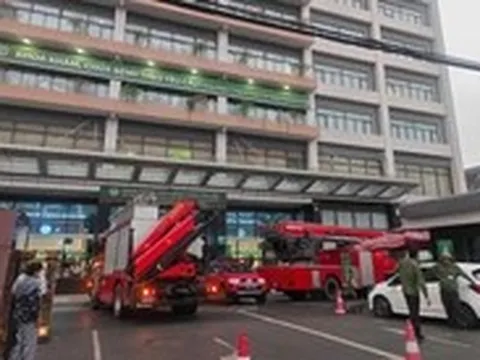 Thiếu nữ cố thủ trên nóc Bệnh viện Bạch Mai