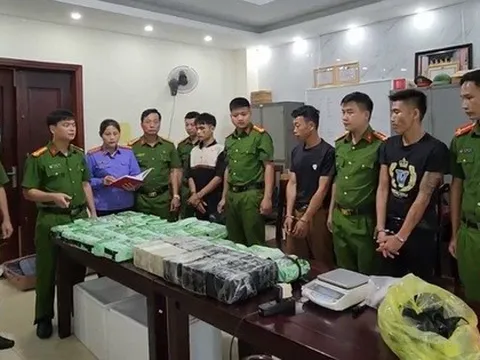 Bắt giữ xe ô tô chở 60 bánh heroin và 37 kg ma túy đá