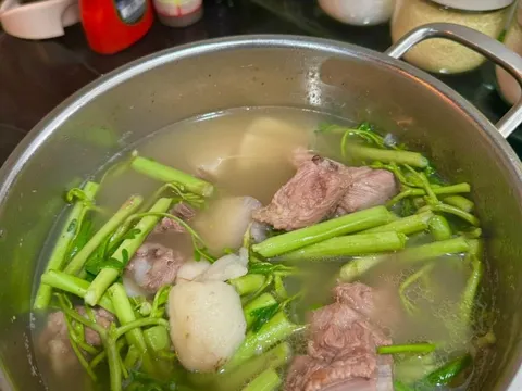 Loại rau 10.000 đồng/bó nhưng chỉ nhặt được 1 "nhúm": Ở nước ngoài có tiền cũng chưa chắc mua được!