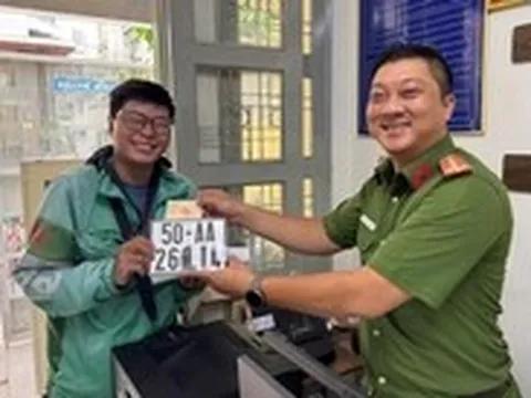 Người dân đăng ký xe nhanh chóng tại Công an phường Tân Định