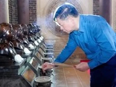 Trưởng Ban Tuyên giáo và Dân vận Trung ương dâng hương tưởng niệm Chủ tịch Hồ Chí Minh, các liệt sĩ