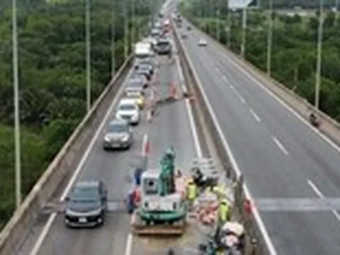 Ùn ứ liên hoàn do chặn cao tốc TP.HCM - Long Thành - Dầu Giây, đóng đường ĐT 743