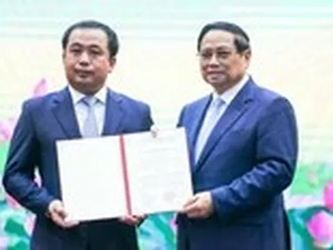 Thủ tướng trao quyết định giao quyền bộ trưởng Bộ Nông nghiệp và Môi trường cho ông Trần Đức Thắng
