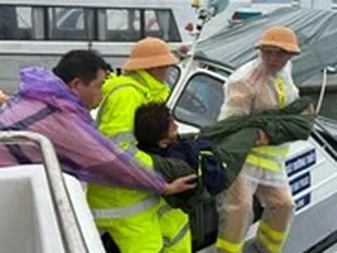 Lật tàu du lịch trên vịnh Hạ Long: cứu được 12 người, đã vớt 3 thi thể
