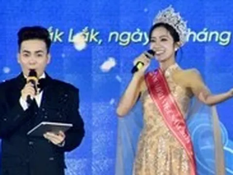 Khán giả Đắk Lắk thích thú khi gặp hoa hậu Hà Trúc Linh