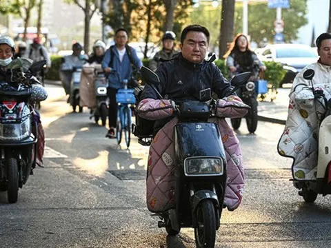 Dân đông, xe máy điện chạy đầy đường, xếp hàng sạc kín các chung cư: Trung Quốc xử lý kiểu gì?