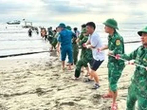 Hà Tĩnh có 58 tàu thuyền bị sóng đánh chìm, 2 người mất tích trên biển