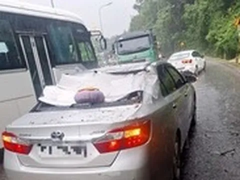 Cây ngã chắn ngang đèo Bảo Lộc, đè trúng ô tô