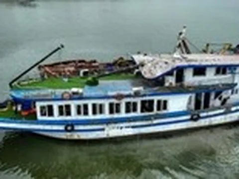Cận cảnh tàu du lịch bị lật ở Hạ Long trong siêu dông
