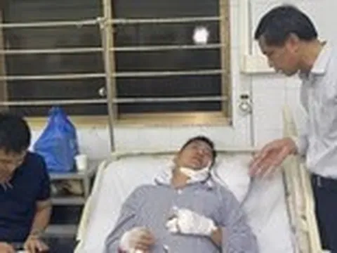 Chiến sĩ phòng cháy lặn khỏi khoang tàu Vịnh Xanh bị lật, được tàu đánh cá cứu ra sao?