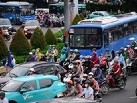 Giảm xe xăng, tăng xe điện: Khó nhưng không thể không làm